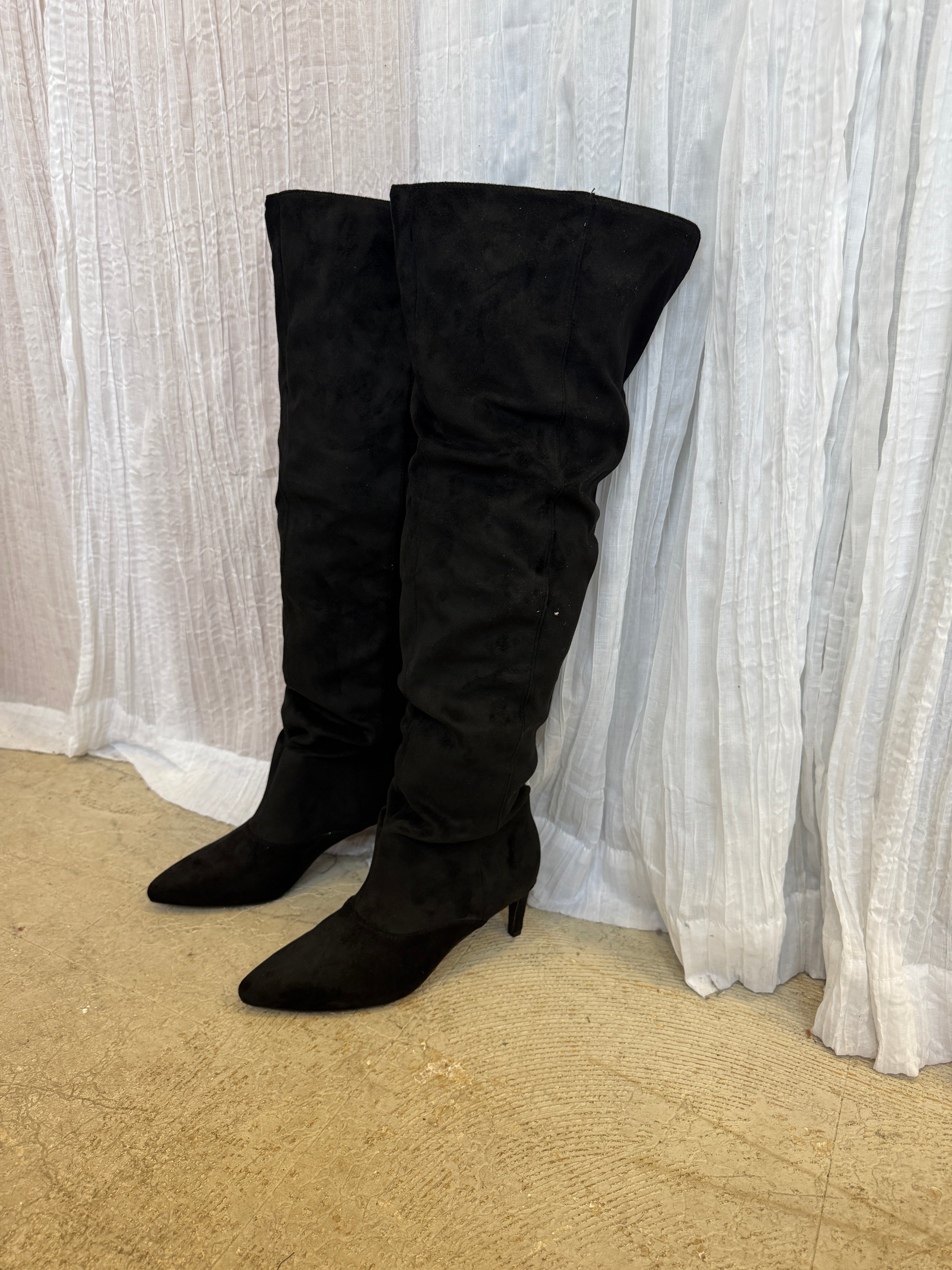 Soda Hannah Black Knee Hight Boots-Boots-soda-The Silo Boutique, Women's Fashion Boutique Located in Warren and Grand Forks North Dakota